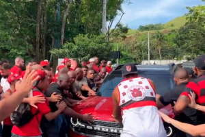 Torcedores do Flamengo cercam carros de jogadores em protesto no Ninho do Urubu