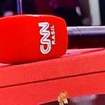 Comprometido, repórter da CNN sofreu queda do 3° andar ao “pular a cerca”