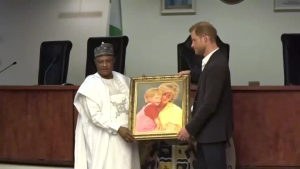 Príncipe Harry recebe de presente quadro da Princesa Diana na Nigéria