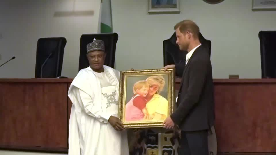 Príncipe Harry recebe presentes na Nigéria. Reprodução.