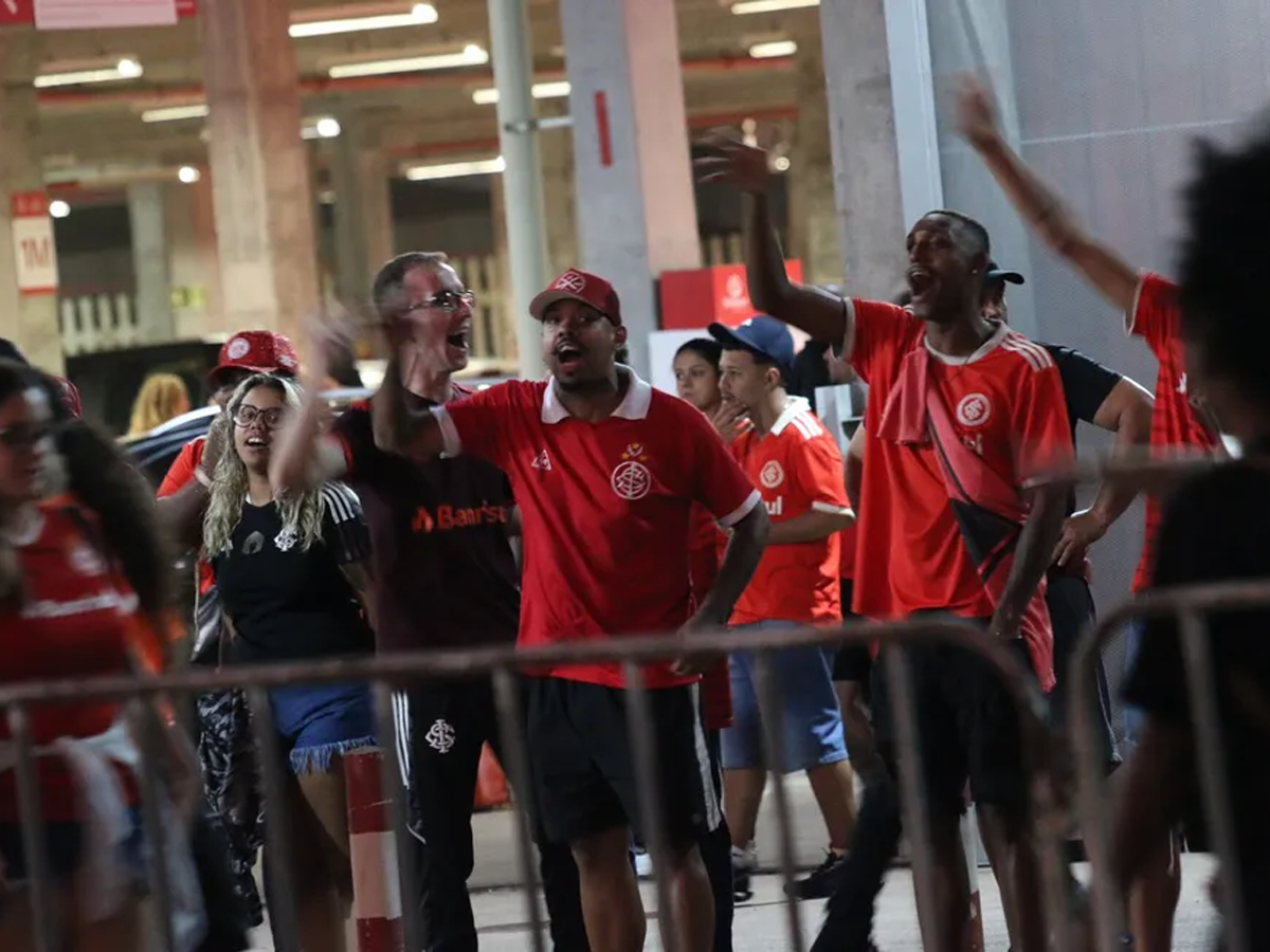 Torcida do Internacional ficou indignada com eliminação na Sul-Americana e protestou no Beira-Rio (Reprodução)