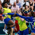 Seleção feminina de handebol feminino perde para França na terceira rodada