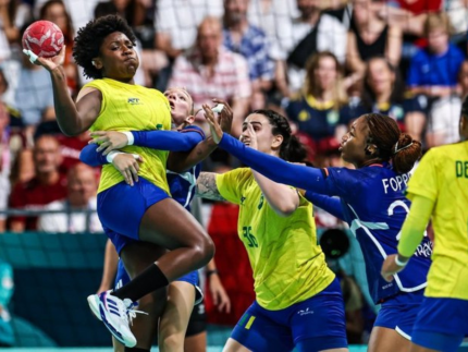 Seleção feminina de handebol feminino perde para França na terceira rodada