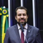 Guilherme Boulos vai embora e não fala com a imprensa após debate no SBT