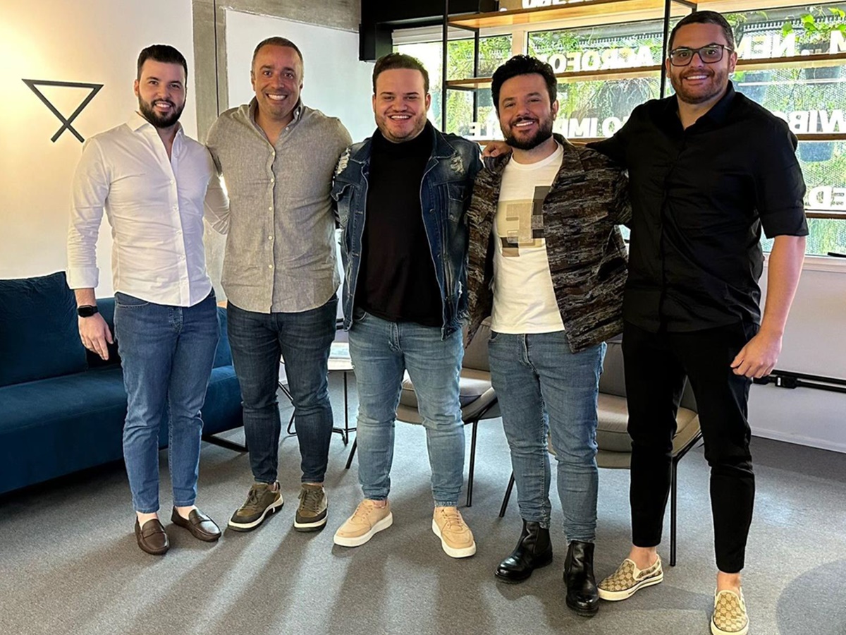 Vinicius - investidor da dupla, Fernando -CEO da gravadora Strm, Heitor, Murilo e Thiago Gaúcho -empresário da dupla (Divulgação)