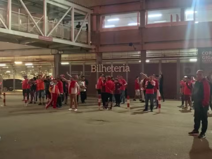 Torcida do Internacional ficou indignada com eliminação na Sul-Americana e protestou no Beira-Rio (Reprodução)