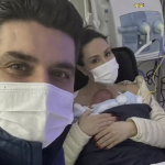 Nadja Haddad consegue segurar filho pela 1ª vez após dois meses do nascimento