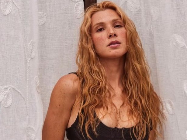 Modelo de 32 anos sofre AVC e alerta para sintomas: “Muita dor de cabeça”