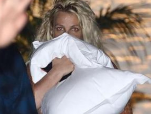 Fontes próximas à Britney Spears temem o pior: “Está fora de controle”