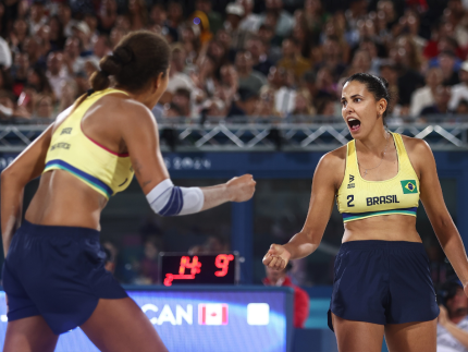 É ouro! Duda e Ana Patrícia passam por canadenses e são campeãs no vôlei de praia