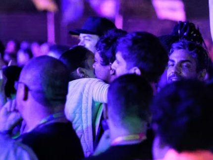 Xamã e Sophie Charlotte são vistos ao beijos durante festival de música no Rio de Janeio (Foto: Daniel Pinheiro | Brazil News)
