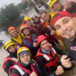 Barco de MC Gui afunda durante resgate no RS e cantor é socorrido por bombeiros