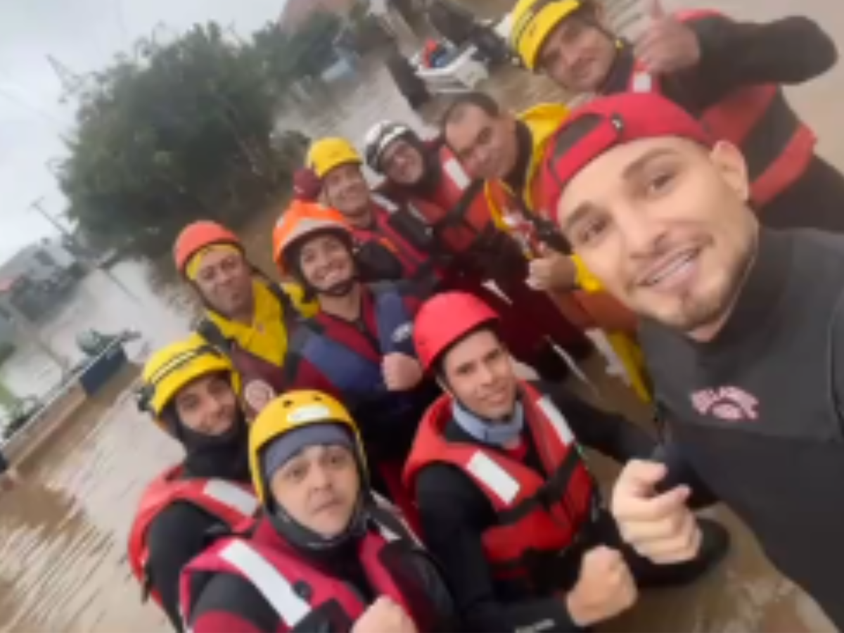 MC Gui e equipe de bombeiros