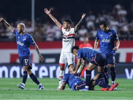 Jogador uruguaio que desmaiou em campo apresenta quadro neurológico crítico