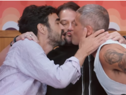 Bruno Gagliasso, Caio Blat e Marcelo Serrado dão um beijo triplo. Veja!