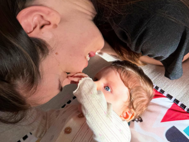 Camila Queiroz encanta ao publicar novos registros da filha Clara: “Sonhei com você”