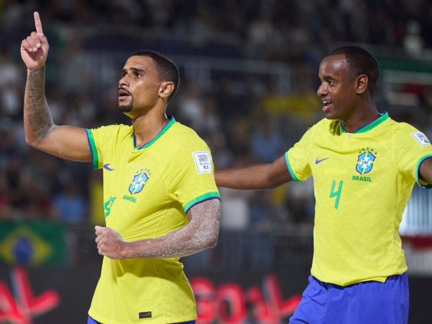 Seleção Brasileira vence El Salvador na estreia da Copa do Mundo de futebol de areia