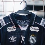 “Soco no ar” de Pelé ganha lugar no uniforme do Santos; saiba o que está por trás