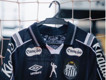 “Soco no ar” de Pelé ganha lugar no uniforme do Santos; saiba o que está por trás