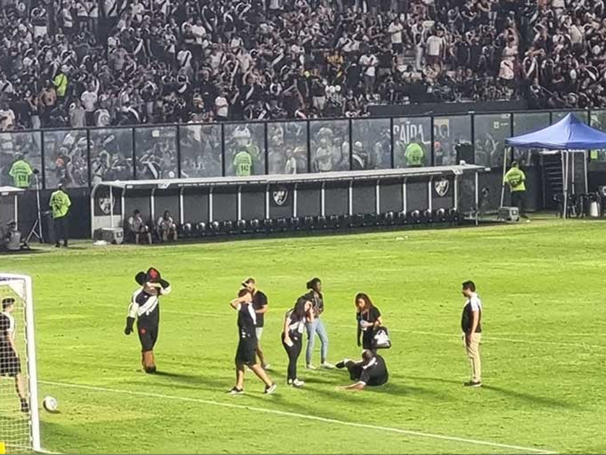 Torcedor do Vasco quebrou o pé durante ação promocional em São Januário (Reprodução)