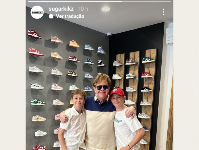 Elton John em passeio com os filhos em uma loja de calçados (Reprodução/Instagram)