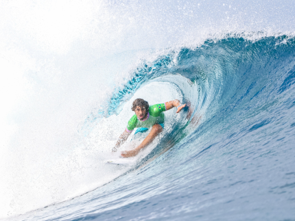 João Chianca venceu bateria disputada e se classificou para enfrentar Gabriel Medina (William Lucas/COB)