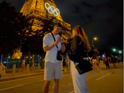 O jogador de vôlei Henrique Honorato pediu a namorada em casamento aos pés da Torre Eiffel

Crédito: Reprodução/Redes sociais