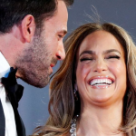 Após passarem verão separados, Jennifer Lopez visita Ben Affleck