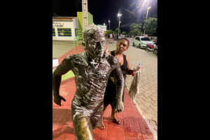 Prima de Daniel Alves chegou a limpar a estátua suja de tinta. Foto: Reprodução