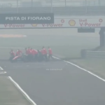 Teste da Ferrari é interrompido por problema no carro na estreia de Hamilton