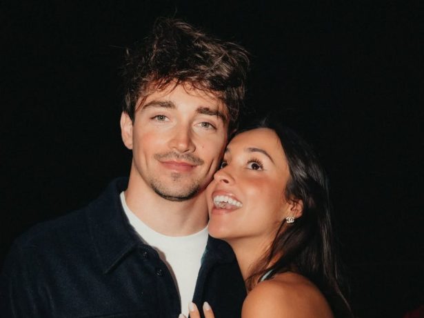 Piloto Charles Leclerc pede namorada em casamento com “ajuda” de cachorro do casal