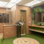 Participante do “Big Brother” defende urinar em chuveiro coletivo e causa polêmica