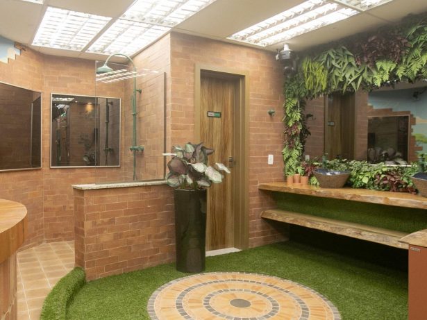 Participante do “Big Brother” defende urinar em chuveiro coletivo e causa polêmica