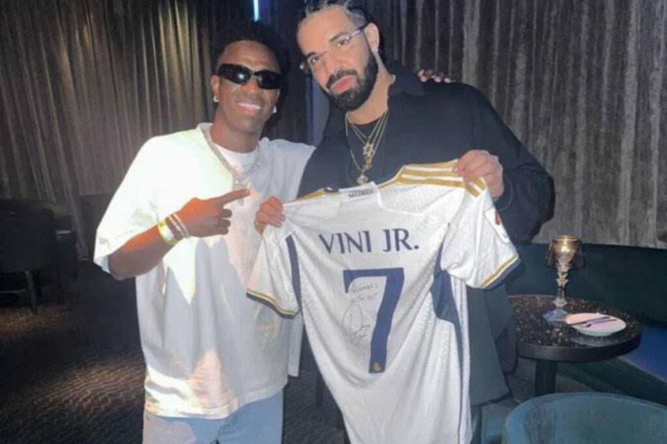 Drake ganha camisa autografada de Vini Jr.: “Para o número um”