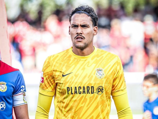 Matheus Mendes, ex-Atlético-MG, se destaca em jogo do Alverca contra o Benfica