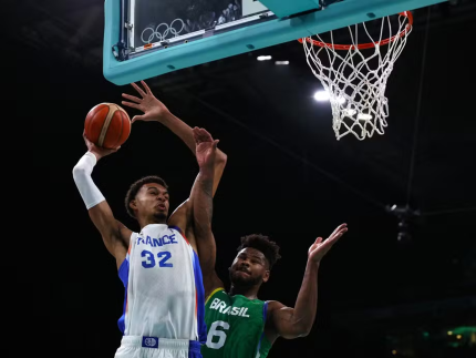 Paris 2024: Brasil joga bem, mas astros da NBA brilham e França vence na estreia do basquete