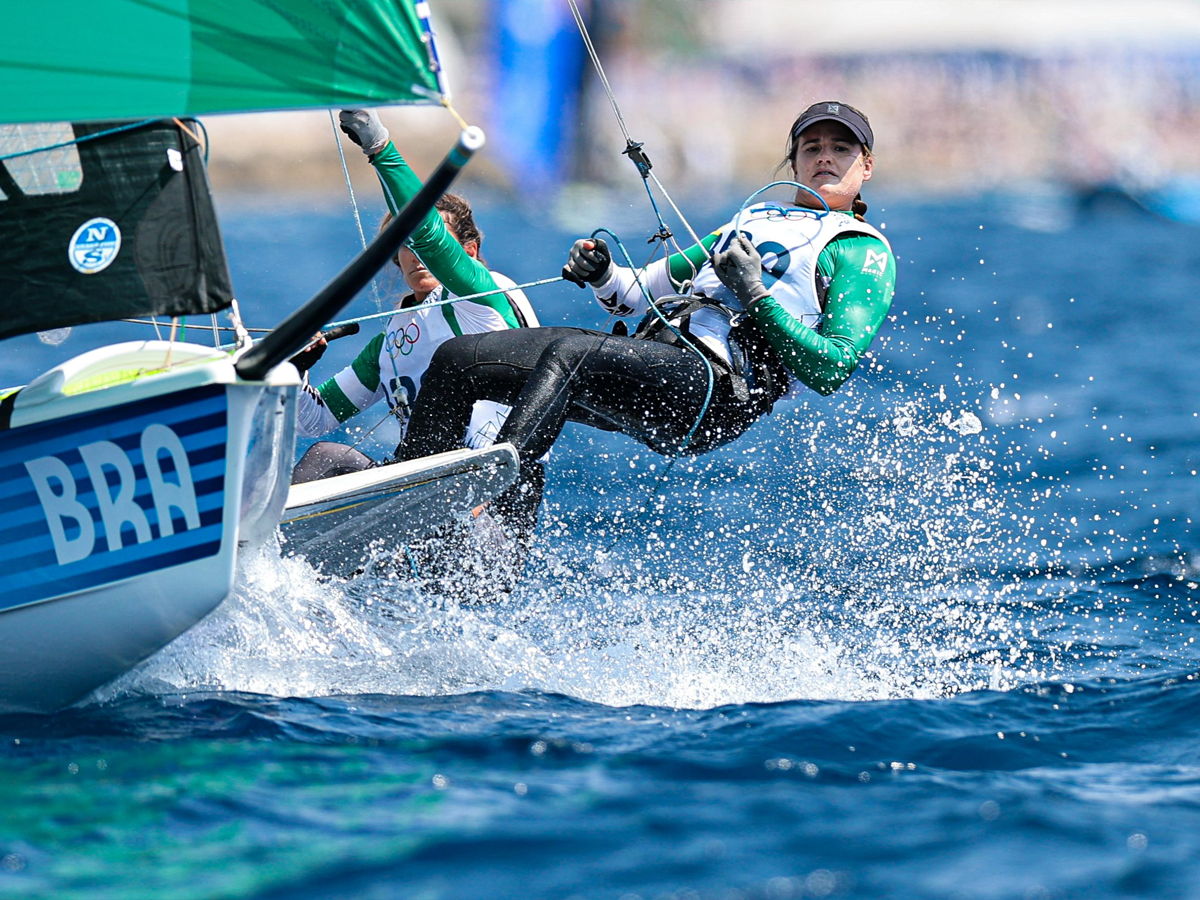 Marine Grahel e Kahena Kunze em disputa na vela em Paris-2024 (Wander Roberto/COB)