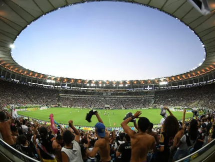 Pesquisa de torcidas: Flamengo mantém liderança, Corinthians cai e Palmeiras cresce. Veja ranking
