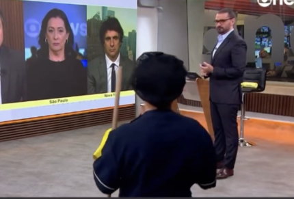 Funcionária da limpeza "invade" programa da Globonews