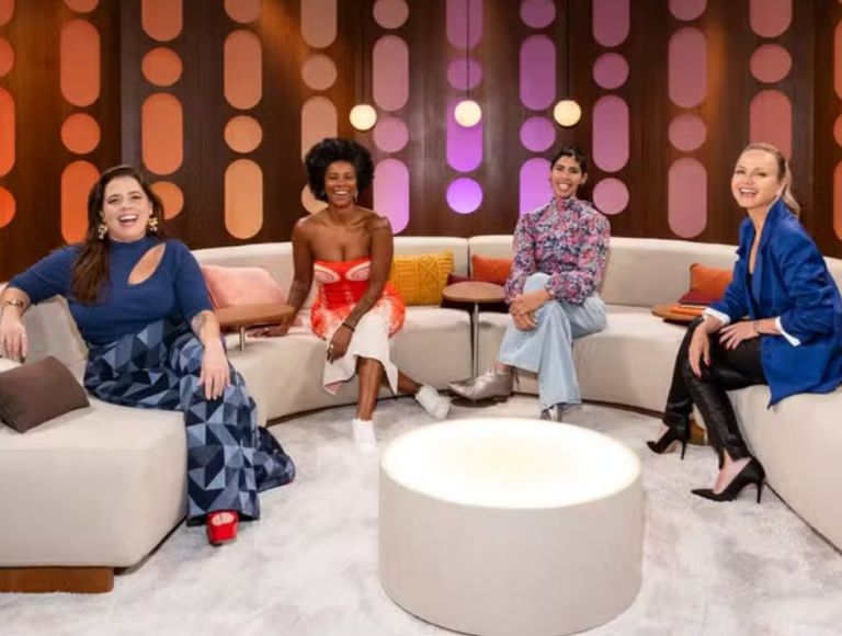 Eliana ao lado de Tati Machado, Rita Batista e Bela Gil no Saia Justa (Reprodução/GNT)