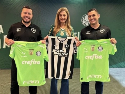 Paz e amor: Dirigentes presenteiam Leila Pereira com camisa do Botafogo