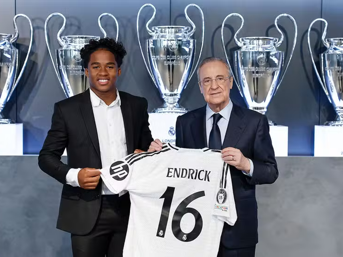 Endrick assinou contrato de seis anos e posou ao lado de Florentino Pérez, presidente do Real Madrid (Antonio Villalba/Real Madrid)