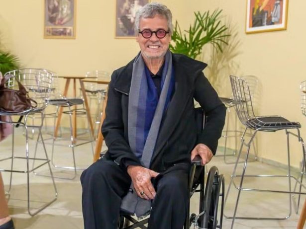 Com dores intensas, Carlinhos de Jesus explica o motivo do uso de cadeira de rodas