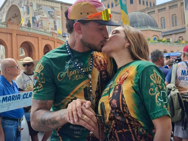 MC Gui pede namorada em casamento durante romaria de 170 km até Aparecida
