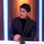 Cesar Filho conta que teve fiador famoso e que viu coleção de bonecas de Silvo Santos