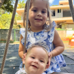 Virginia exibe Maria Flor e José Leonardo no parquinho e encanta web