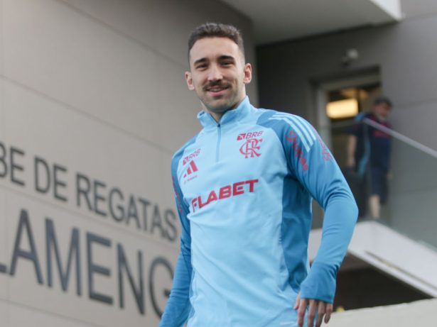 Napoli envia equipe para acompanhar Léo Ortiz, mas Flamengo dificulta saída