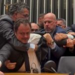 Tumulto na Câmara deixa deputados feridos e jornalistas agredidos durante ação policial