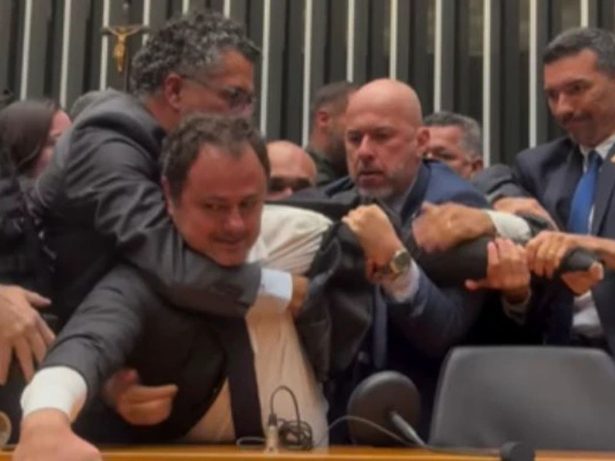 Tumulto na Câmara deixa deputados feridos e jornalistas agredidos durante ação policial
