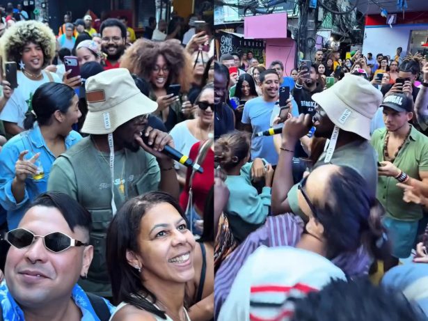 Ele é do povo! Wyclef Jean faz show na Rocinha após apresentação no Global Citizen Live
